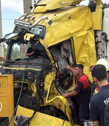 Mersin'de feci kaza! Tırlar kafa kafaya çarpıştı: 1 ölü, 2 yaralı