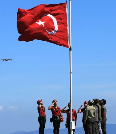 Spil Dağı'ndaki Türk bayrağı 15 Temmuz dolayısıyla yenilendi