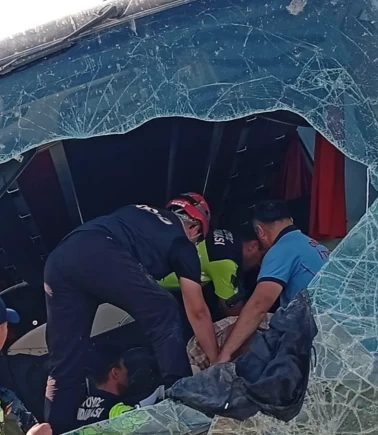 Aksaray'da yolcu otobüsü devrildi: Çok sayıda yaralı var