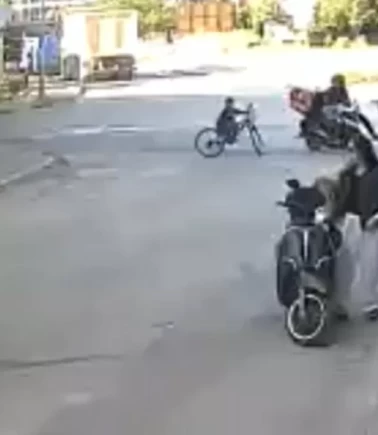 Motosiklet bisikletli çocuğa çarptı