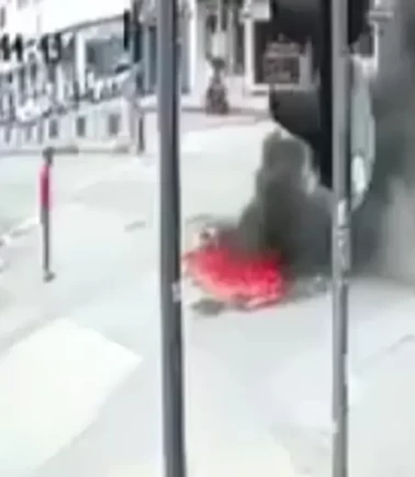 Çarşının ortasında dehşet! Üzerine benzin dökerek kendini yaktı