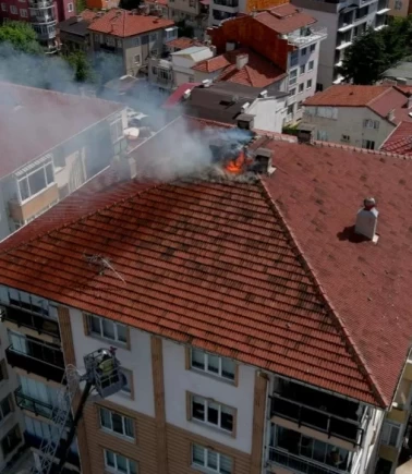 9 katlı binanın çatısında yangın çıktı