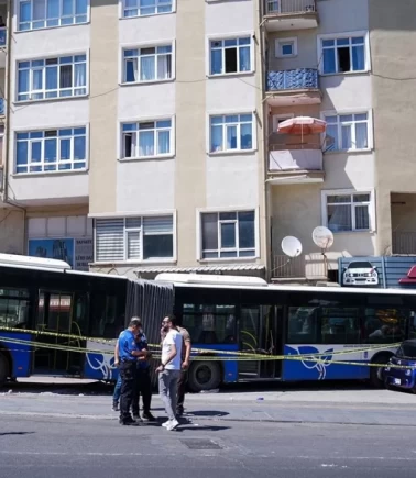 Ankara'da korku dolu anlar! EGO otobüsü iş yerine daldı