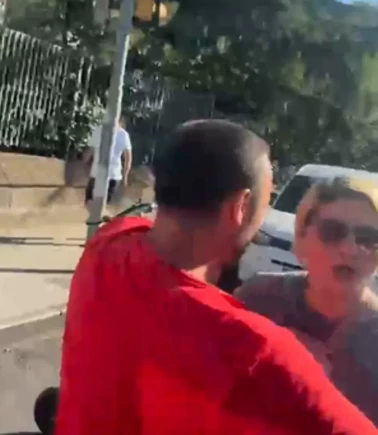 Önce hakaret etti, sonra eşiyle birlikte saldırdı