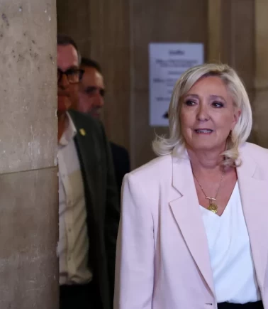 Fransa'da, Marine Le Pen’e siyasi yasak ve ev hapsi cezası!