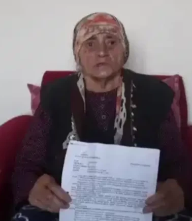 Öz annesini evinden tahliye ettiriyor