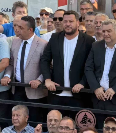 Belediye başkanları ve yüzü aşkın üye Yeni Parti'ye geçti