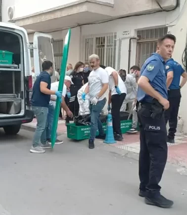 Kardeşinin cesediyle 2 gün aynı evde yaşamış! Kokuyu alan komşular ihbar etti