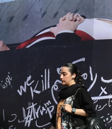 İran'ın ABD öfkesi: Meydana 'tabutta yatan Trump' afişi asıldı