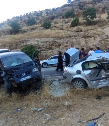 Mardin'de iki otomobil çarpıştı