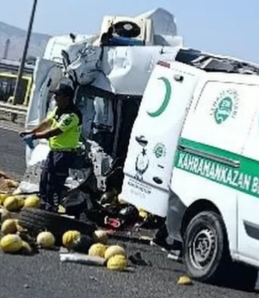 Ankara'da kamyonet kamyona çarptı