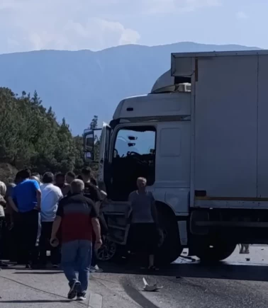 Bursa'da kamyon, otomobile arkadan çarptı