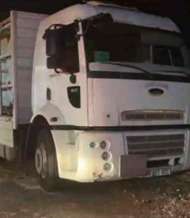 Kamyondan sızan asit 2 kişiyi hastanelik etti