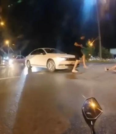 Motosikletteki 2 genç otomobilin üzerine düştü
