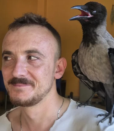 Karga ile kurtarıcısının inanılmaz dostluğu