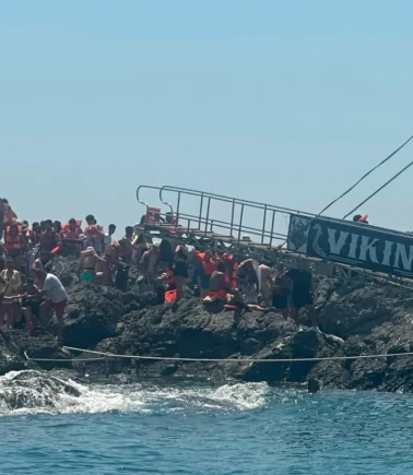 Ölüdeniz açıklarında gezi teknesi su aldı
