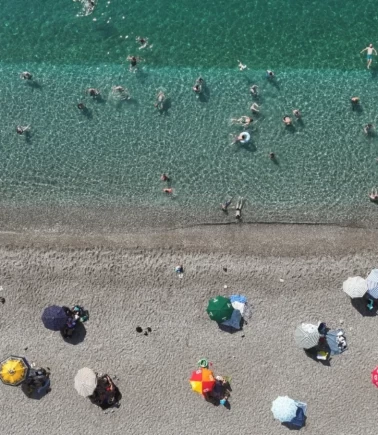Termometre 31, deniz suyu 30 derece: Sahiller doldu taştı!