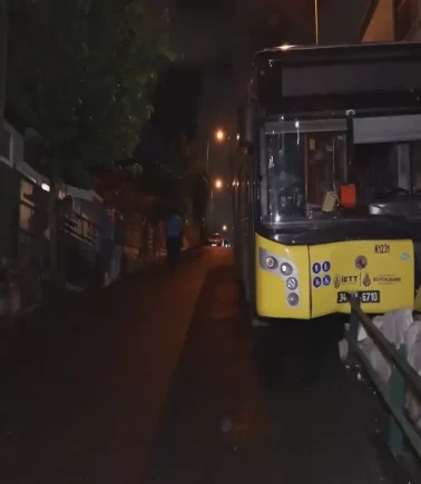 Otobüs bariyere çarptı