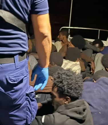 Kuşadası açıklarında lastik bottaki 29 kaçak göçmen yakalandı!