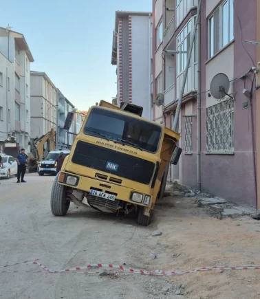 Eskişehir'de sokak ortasında korkutan çökme