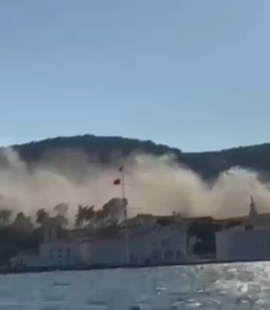Heybeliada Deniz Harp Okulu'nun çatısında yangın