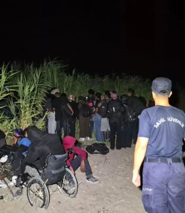 İzmir'de 62 düzensiz göçmen yakalandı