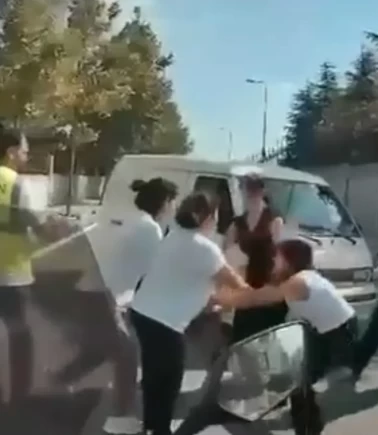 İstanbul'da kadınların yumruklu kavgası kamerada