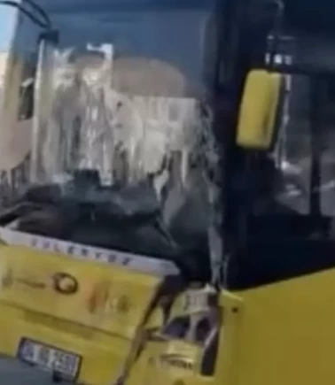Yolcu minibüsü İETT otobüsüyle çarpıştı