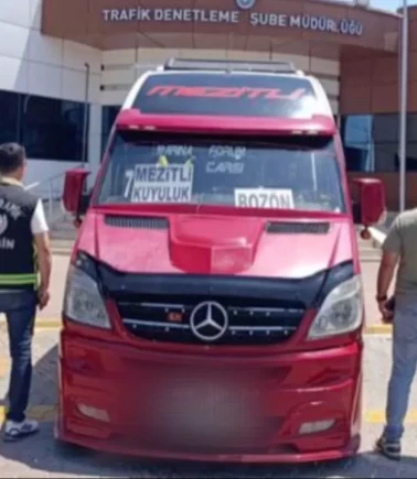 Ters şeritte ilerleyen minibüs sürücüsüne ağır ceza!