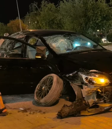 Park halindeki araçlara çarptı, annesi fenalaştı