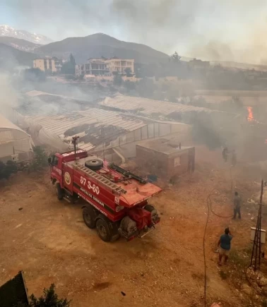 Muğla'da başlayan yangın Antalya'ya sıçradı! Ekipler seferber oldu