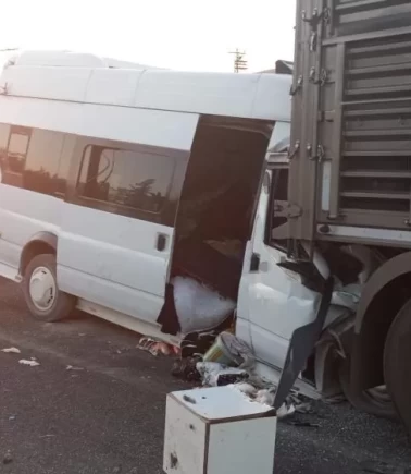 Malatya'da tarım işçilerini taşıyan minibüs tıra çarptı!