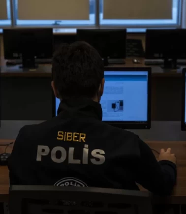 Sosyal medyadan suç örgütlerini öven şahıs polisleri kapısında buldu!