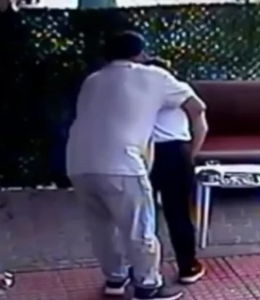 Nefesi kesilen kadını Heimlich manevrası hayata döndürdü