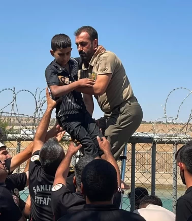 Sulama kanalında sürüklenen 2 çocuğu valinin korumaları kurtardı
