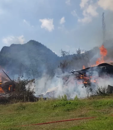 Artvin'de korkutan alevler yan eve sıçradı