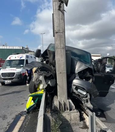 Çocukları taşıyan ticari araç bariyerlere çarptı: 12 yaralı