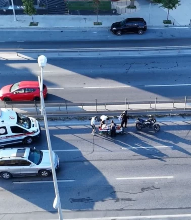 Motosiklet sürücüsü yaralandı, trafik kilitlendi