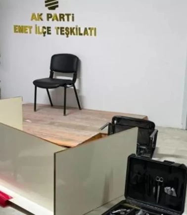 Kütahya’da AK Parti İlçe Başkanlığı binasına saldırı!