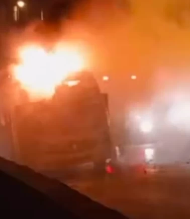 Kartal'da minibüs alev alev yandı
