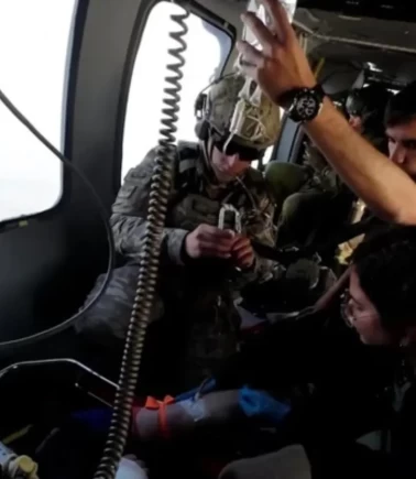 Mahsur kalan İngiliz dağcının helikopterle kurtarıldığı anlar paylaşıldı