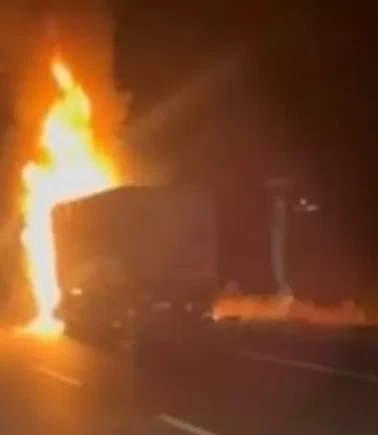 Tır devrildi, alevlere teslim oldu!