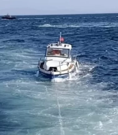 Sürüklenen tekne son anda kurtarıldı