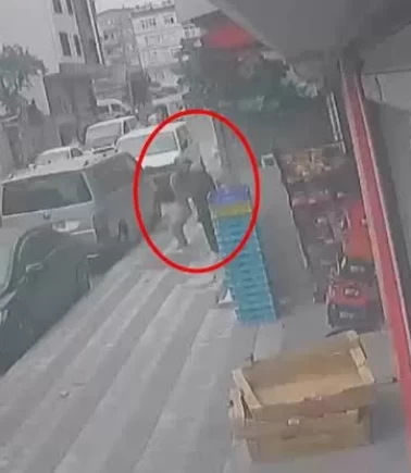ATM'den para çeken kadın gaspçının hedefi oldu!