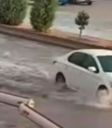 Gaziantep'te aniden bastıran yağış caddeyi göle çevirdi