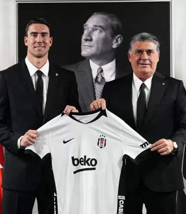 Beşiktaş, Dusan Vlahovic'i resmen açıkladı