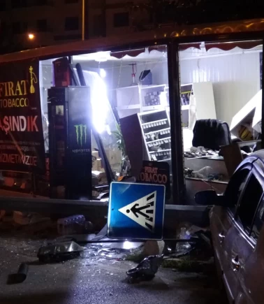 Malatya'da kontrolden çıkan otomobil konteyner dükkana daldı