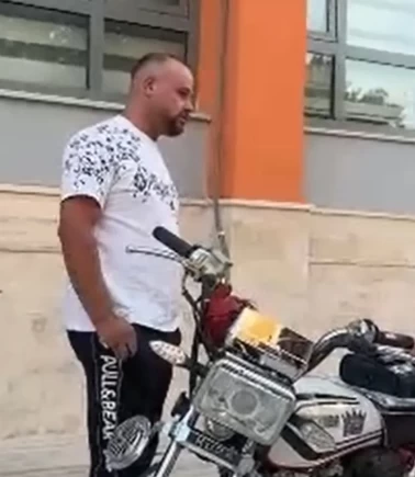 Plakasını bezle kapatıp ters şeride girdi