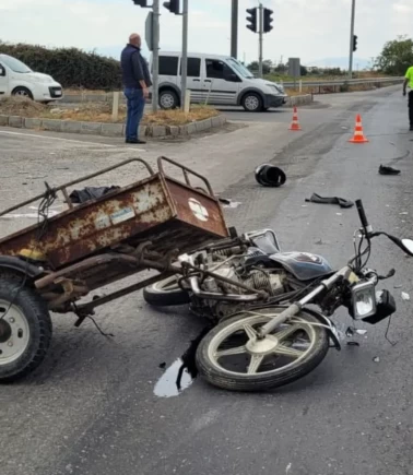 Manisa'da sepetli motosiklet ile TIR çarpıştı