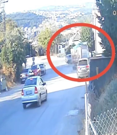 Bursa'da hafriyat kamyonu araçları biçip bahçeye uçtu